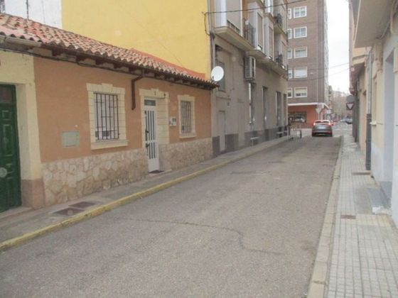 Foto 1 de Casa adossada en venda a calle Corralón Caidos de 3 habitacions amb jardí i calefacció