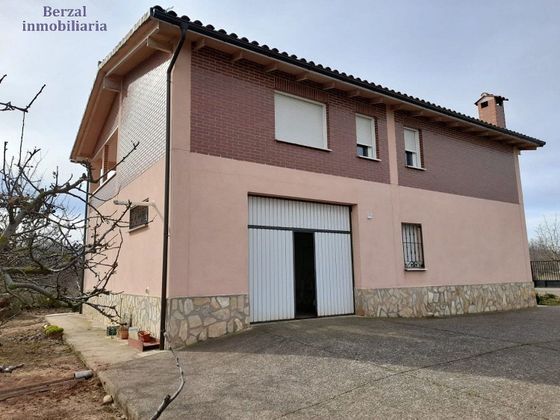 Foto 2 de Casa rural en venda a Lardero de 3 habitacions amb terrassa i garatge