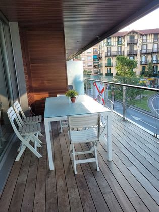 Foto 1 de Pis en lloguer a calle Bernat Etxepare de 3 habitacions amb terrassa i mobles