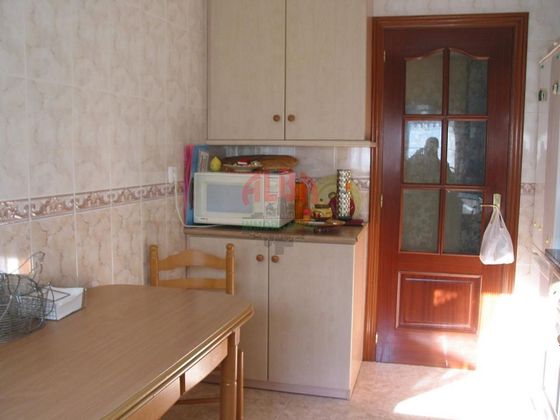 Foto 2 de Piso en venta en Ribadeo de 3 habitaciones con muebles y calefacción