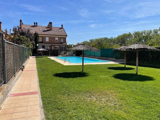 Foto 2 de Casa en venda a Arroyo de 4 habitacions amb terrassa i piscina