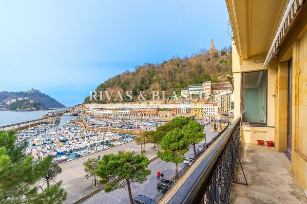Foto 1 de Pis en venda a Centro - San Sebastián-Donostia de 4 habitacions amb balcó i aire acondicionat
