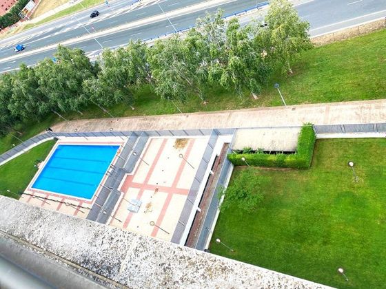 Foto 2 de Pis en venda a Universidad - Los Lirios de 3 habitacions amb terrassa i piscina