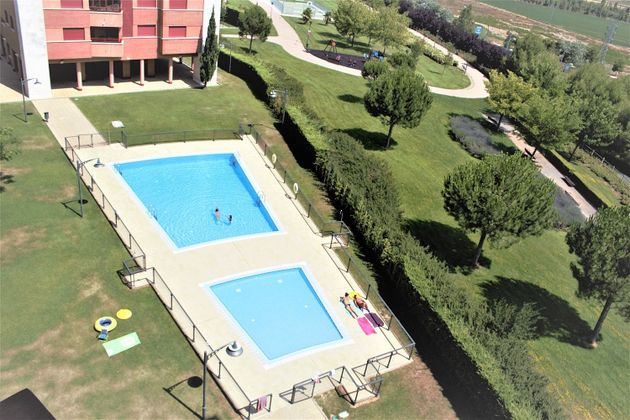 Foto 2 de Piso en venta en calle Manuel de Falla de 3 habitaciones con terraza y piscina