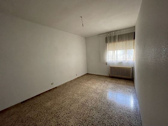 Foto 2 de Pis en venda a Dueñas de 3 habitacions amb terrassa
