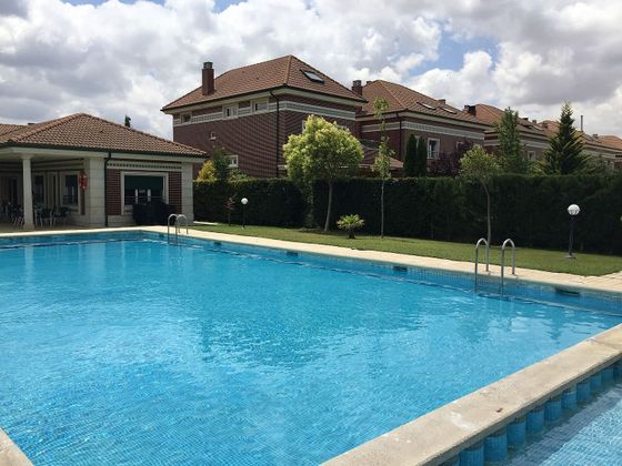 Foto 1 de Casa adosada en venta en Grijota de 5 habitaciones con terraza y piscina