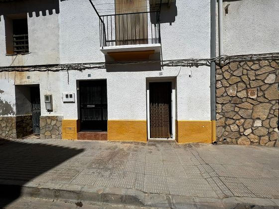 Foto 2 de Casa adossada en venda a calle La Merced de 6 habitacions amb balcó