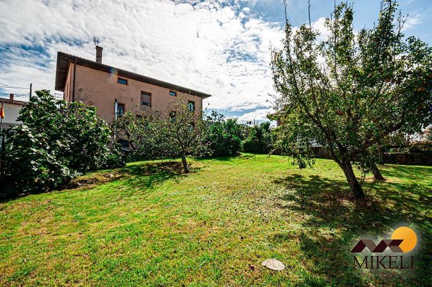 Foto 2 de Casa en venda a barrio Herrán de 9 habitacions amb terrassa i jardí