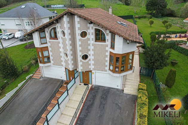 Foto 1 de Casa en venda a barrio La Sierra de 4 habitacions amb terrassa i garatge