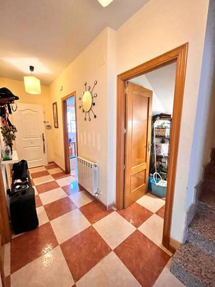 Foto 1 de Casa adossada en venda a Novés de 4 habitacions amb garatge i jardí