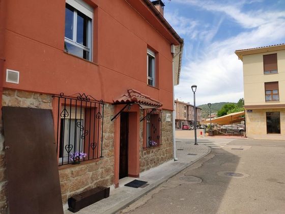 Foto 2 de Casa adossada en venda a Salinas de Pisuerga de 3 habitacions amb calefacció