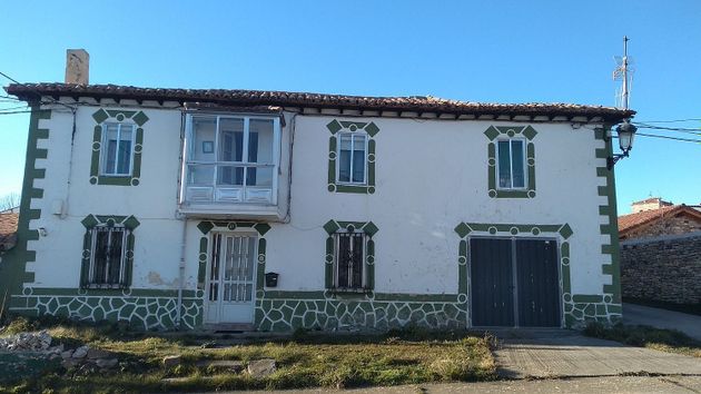 Foto 1 de Casa en venda a calle San Juan de 6 habitacions amb jardí i calefacció