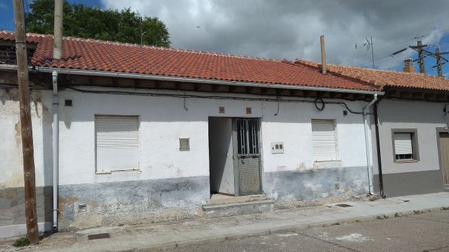 Foto 2 de Casa adosada en venta en calle La Iglesia de 3 habitaciones con garaje y jardín