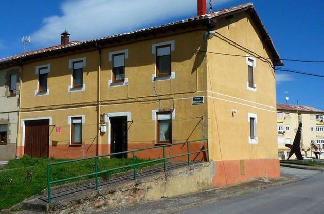 Foto 2 de Casa adossada en venda a calle Santa Eulalia de 3 habitacions amb garatge