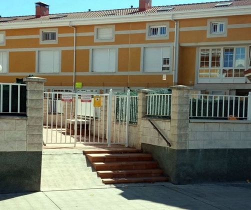 Foto 1 de Casa adosada en venta en calle Juego Pelota de 4 habitaciones con terraza y garaje