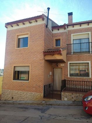 Foto 1 de Casa adossada en venda a calle Sol de 3 habitacions amb terrassa i garatge