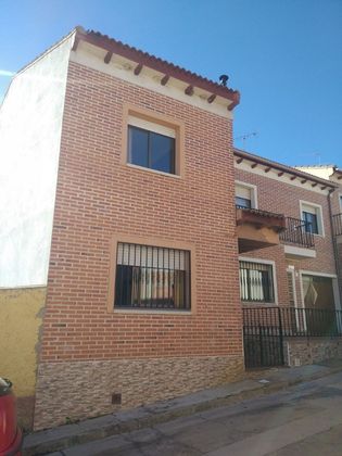 Foto 2 de Casa adossada en venda a calle Sol de 3 habitacions amb terrassa i garatge