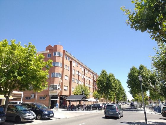 Foto 1 de Venta de piso en calle Valladolid de 3 habitaciones con piscina y jardín