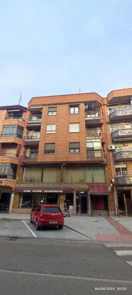 Foto 1 de Pis en venda a calle Va de 4 habitacions amb terrassa i balcó