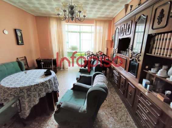 Foto 1 de Casa en venta en Valdepeñas de 4 habitaciones con terraza y muebles