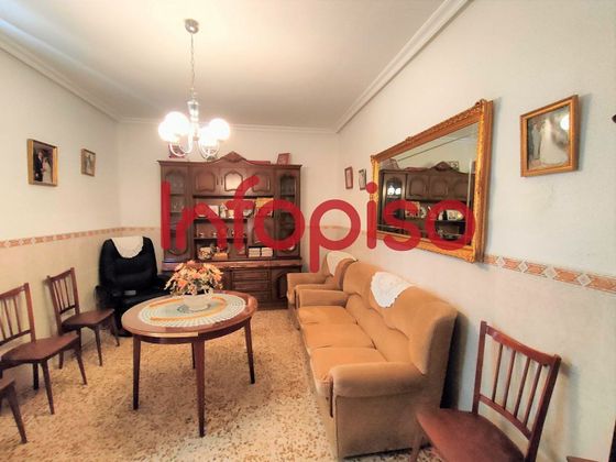 Foto 1 de Casa en venda a Valdepeñas de 4 habitacions amb terrassa i mobles