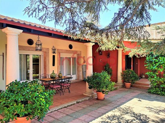 Foto 1 de Casa en venta en Valdepeñas de 3 habitaciones con terraza y piscina