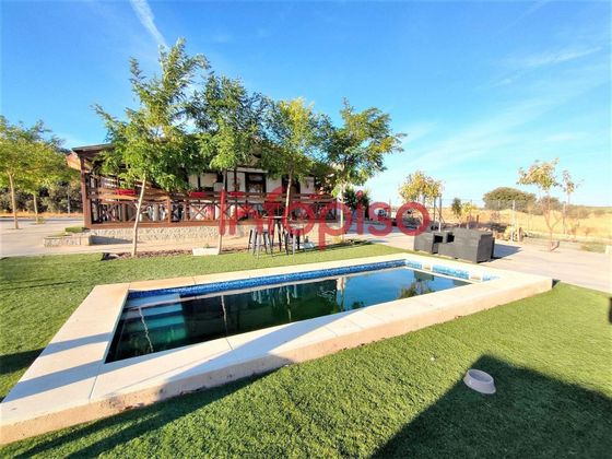 Foto 1 de Casa en venta en Valdepeñas de 2 habitaciones con terraza y piscina