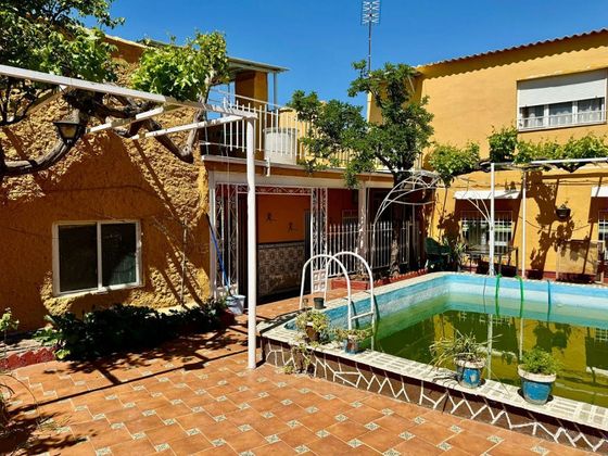 Foto 2 de Casa en venta en Valdepeñas de 3 habitaciones con piscina y garaje