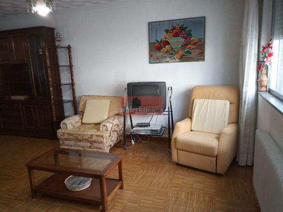 Foto 2 de Alquiler de piso en Recatelo - O Carme de 4 habitaciones con jardín y muebles