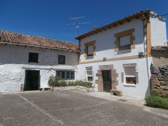 Foto 2 de Casa en venda a avenida Barrio Santa María de 4 habitacions amb jardí i calefacció