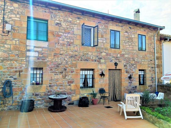Foto 1 de Casa en venda a calle Ebro de 4 habitacions amb garatge i jardí