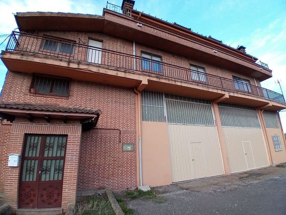 Foto 2 de Chalet en venta en avenida Burgos de 6 habitaciones con terraza y garaje