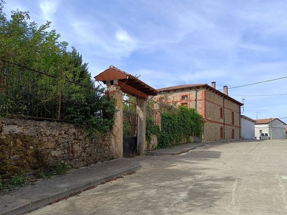 Foto 2 de Casa adosada en venta en calle Bajera de 5 habitaciones con garaje y jardín