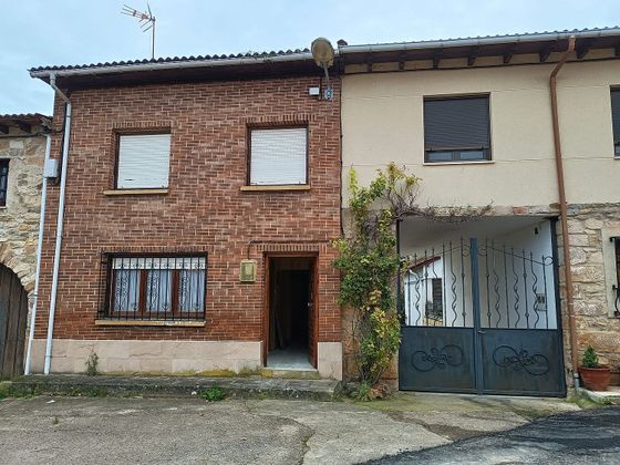 Foto 1 de Casa adossada en venda a calle Iglesia de 3 habitacions amb garatge i jardí