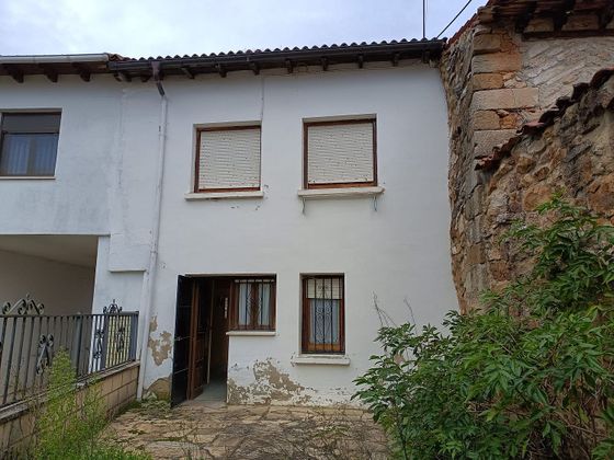 Foto 2 de Casa adossada en venda a calle Iglesia de 3 habitacions amb garatge i jardí