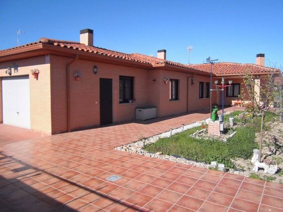 Foto 1 de Chalet en venta en Peñaranda de Bracamonte de 4 habitaciones con jardín y calefacción