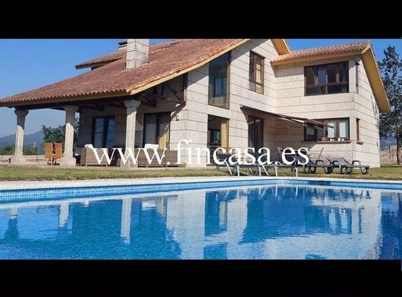 Foto 2 de Chalet en venta en calle Piñeiro de 4 habitaciones con terraza y piscina