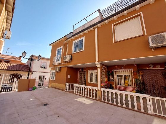 Foto 2 de Casa en venda a calle CL Joan Miro de 3 habitacions amb terrassa i aire acondicionat