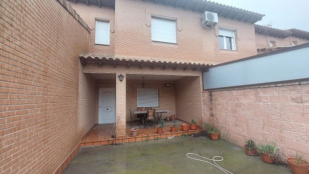 Foto 2 de Venta de casa en calle Valdecardos de 3 habitaciones con terraza y jardín