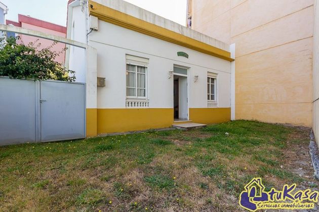 Foto 2 de Casa adossada en venda a calle Loios de 4 habitacions amb terrassa i jardí