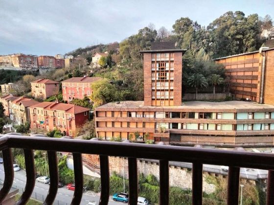 Foto 1 de Pis en venda a San Pedro de Deusto-La Ribera de 2 habitacions amb balcó i calefacció