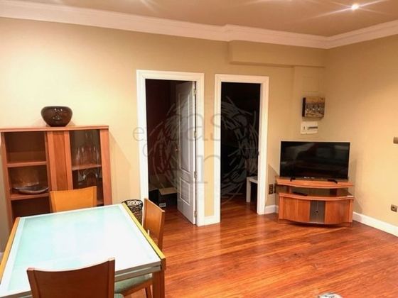 Foto 2 de Pis en lloguer a San Pedro de Deusto-La Ribera de 4 habitacions amb mobles i balcó