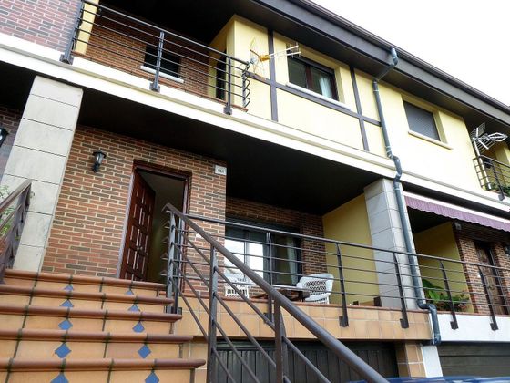 Foto 1 de Casa adosada en venta en Boo de 3 habitaciones con terraza y garaje