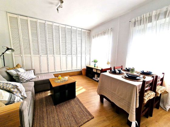 Foto 2 de Piso en alquiler en Centro - Ayuntamiento de 2 habitaciones con terraza y muebles