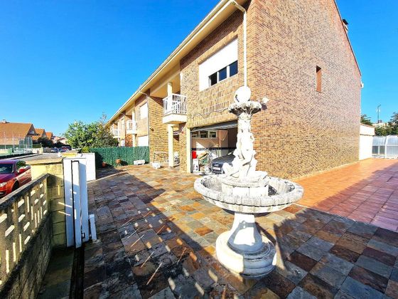 Foto 1 de Casa adossada en venda a Santa Cruz de Bezana de 4 habitacions amb terrassa i piscina