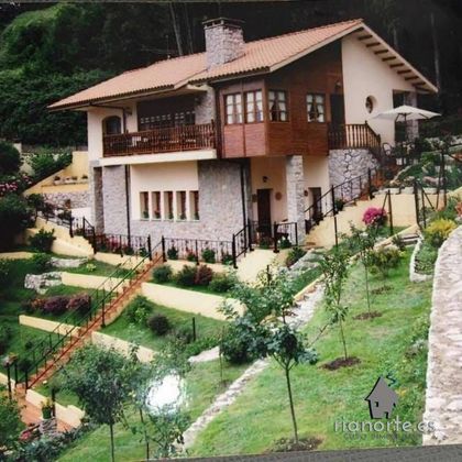 Foto 1 de Xalet en venda a Ribadesella de 3 habitacions amb terrassa i jardí