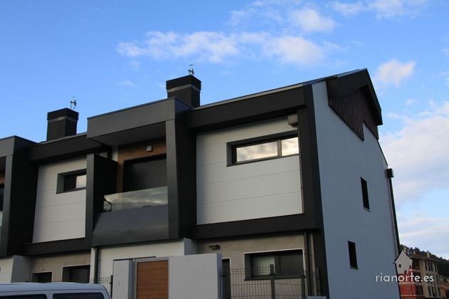 Foto 1 de Casa adosada en venta en Ribadesella de 4 habitaciones con terraza y balcón