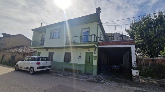 Foto 2 de Venta de chalet en Carracedelo de 3 habitaciones con terraza y garaje