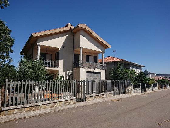 Foto 1 de Venta de chalet en Linares de Riofrío de 4 habitaciones con terraza y garaje