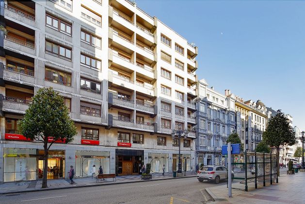 Foto 2 de Pis en venda a calle Uría de 5 habitacions amb terrassa i garatge